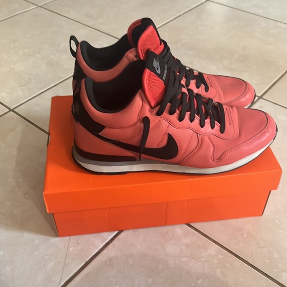 Nike International Mid QS Red - Picture 2 of 7